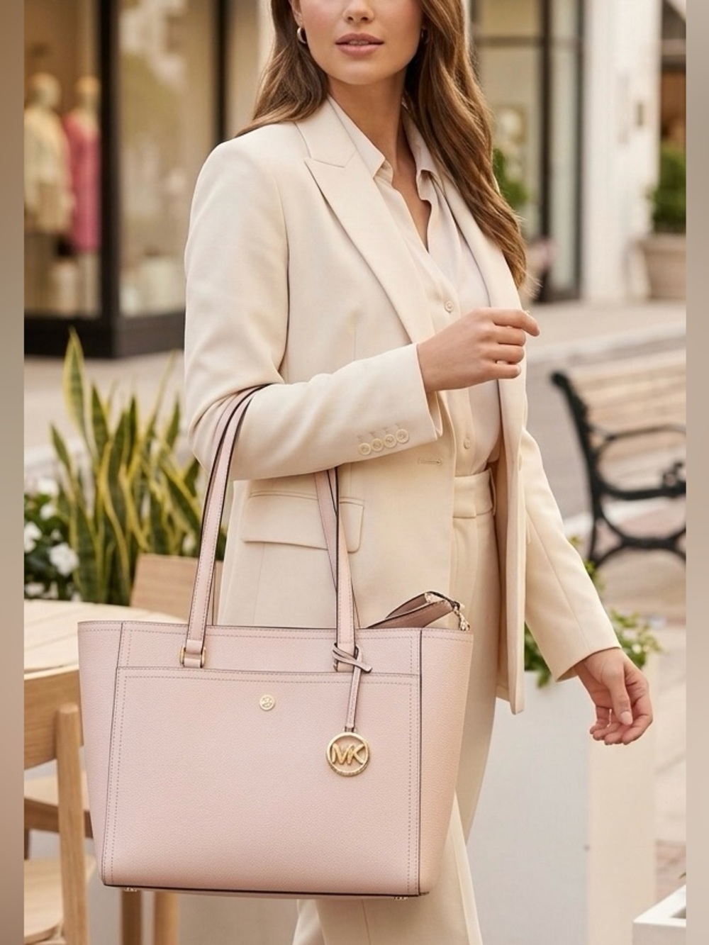 New Michael Kors
Maisie Large Pebbled Leather tote, clutch purse not included.